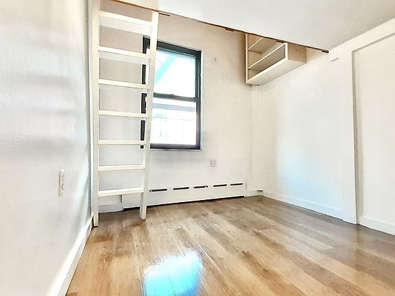 3rd image of 102 Washington Pl #1J