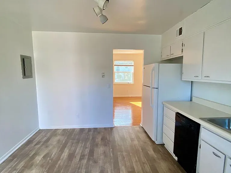 351 Hillcrest — Photo 14