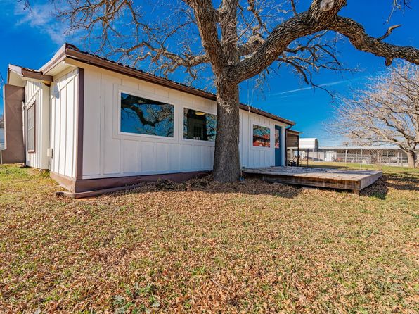 444 Frontier St, Bowie, TX 76230