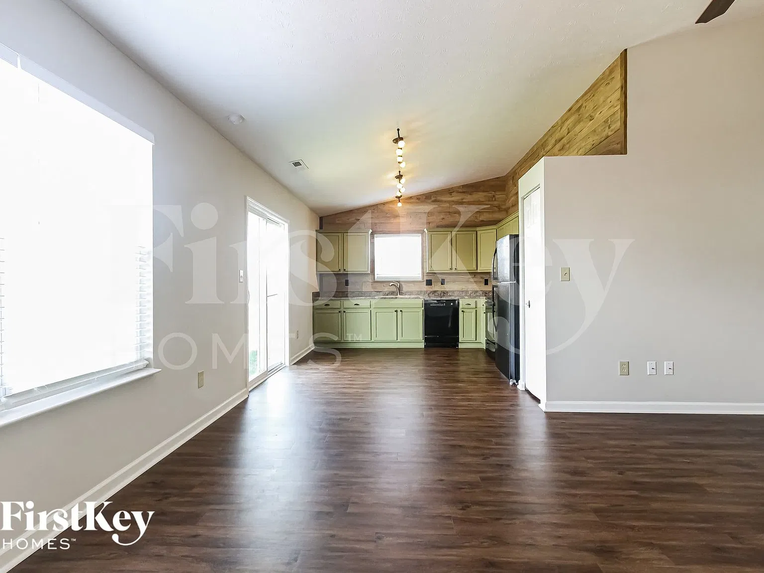 3 bed, 2.0 bath, 1390 sqft, $2,335 — Photo 4