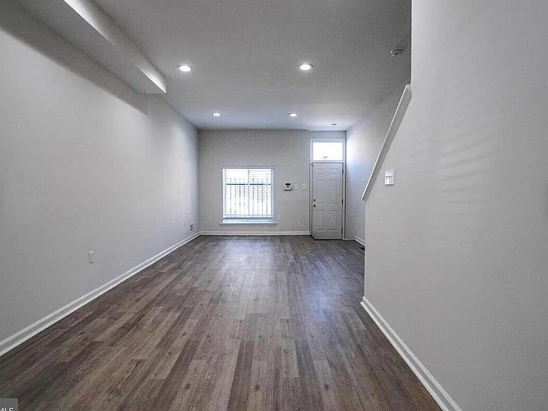 2727 E Monument St — Photo 10