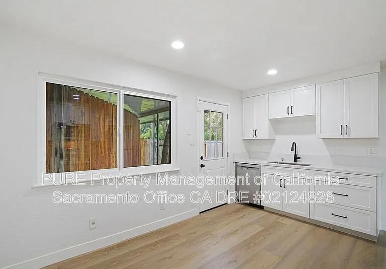 5939 Gloria Dr — Photo 10