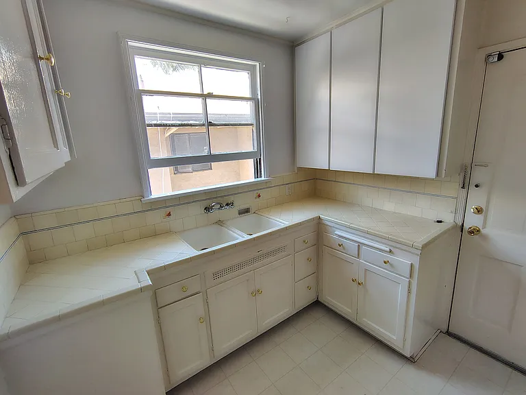 1421 N Laurel Ave #4 — Photo 9