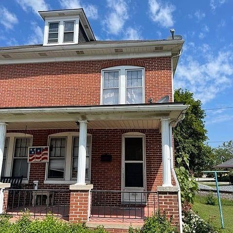 1st image of 212 Lincolnway W