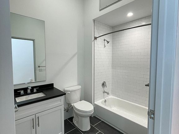 5th image of 315 W 38th St #21
