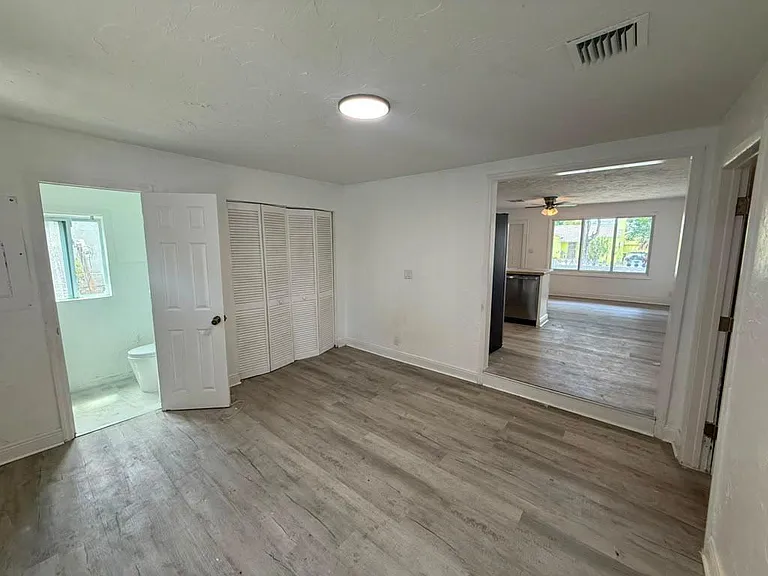 933 30th Ct — Photo 5