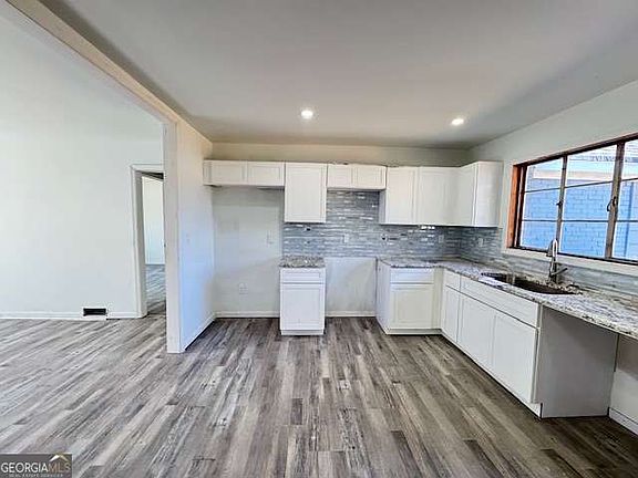 4th image of 441 Lynnhaven Dr SW
