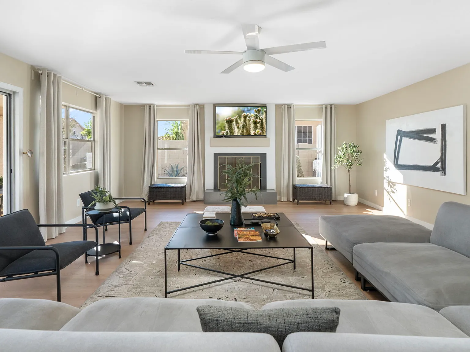 5 bed, 3082 sqft, $5,300 — Photo 3