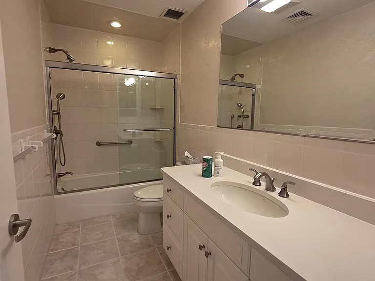 910 W Roxbury Pkwy — Photo 15