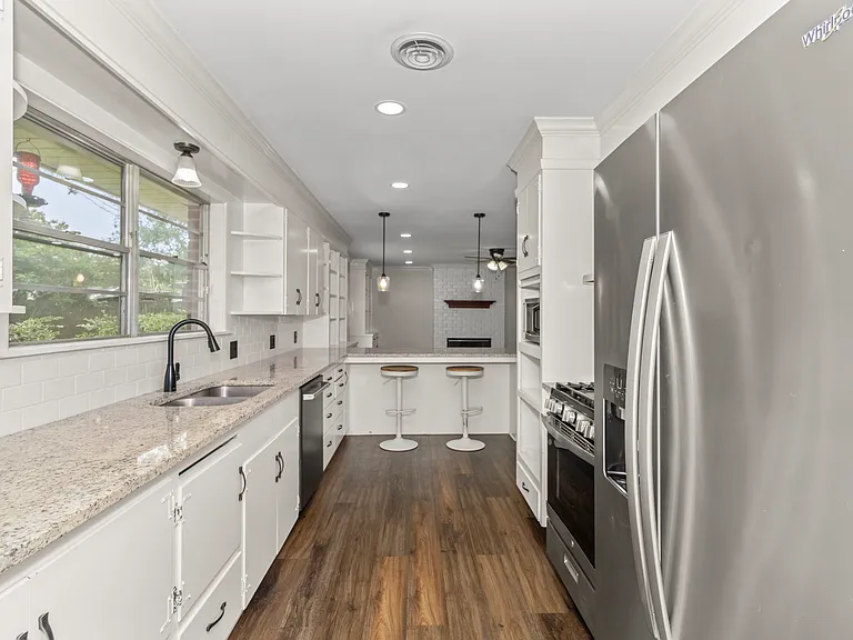 2051 Lovers Ln — Photo 7