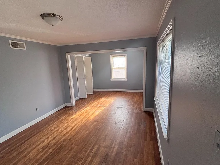 3237 Harris Ave — Photo 3