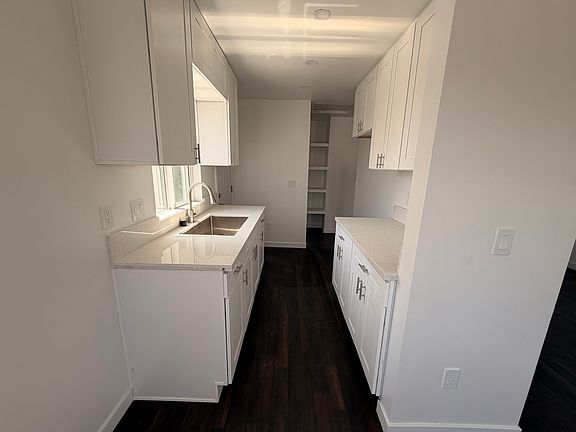 3rd image of 720 Iona Dr