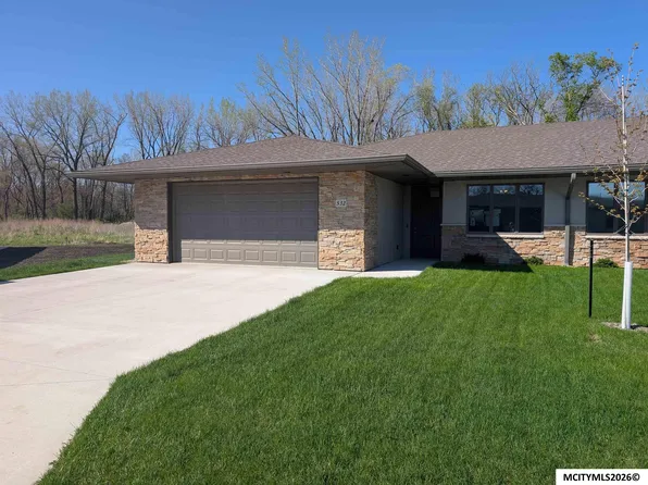 532 River Bend Ct, Mason City, IA 50401