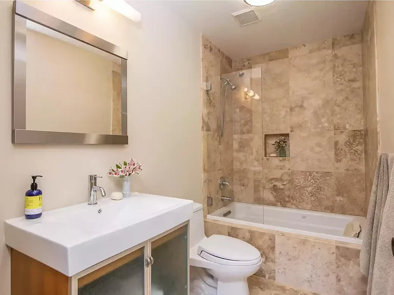 2nd full bathroom with jetted tub