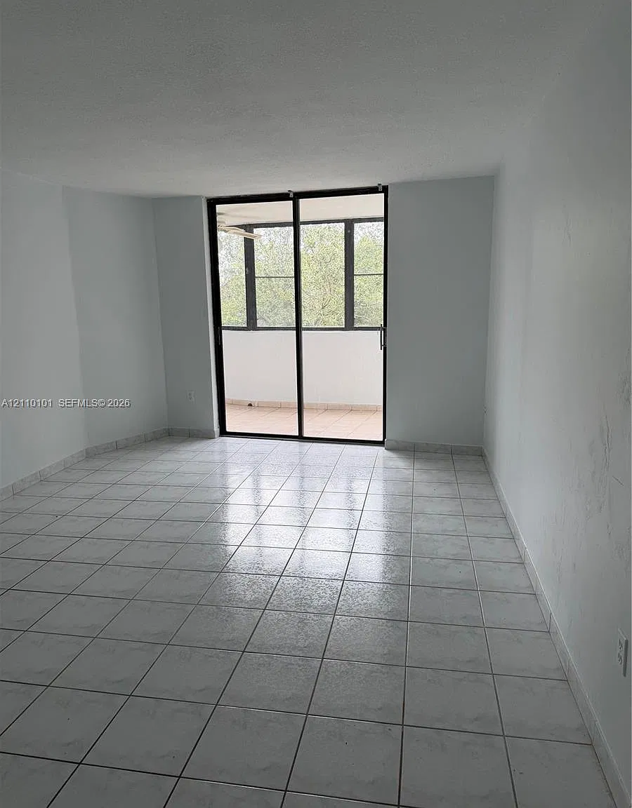 Kendall Gate Condo — Photo 2