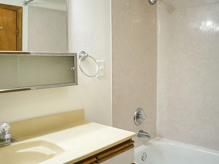 Great NW Location: Spacious 1 Bedroom Ready Soon! — Photo 10