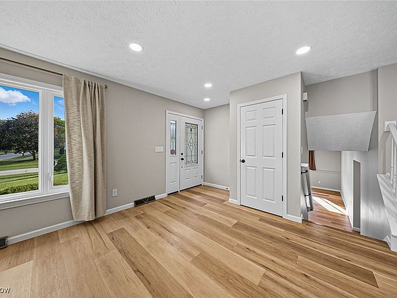 2nd image of 4139 Beverly Hills Dr
