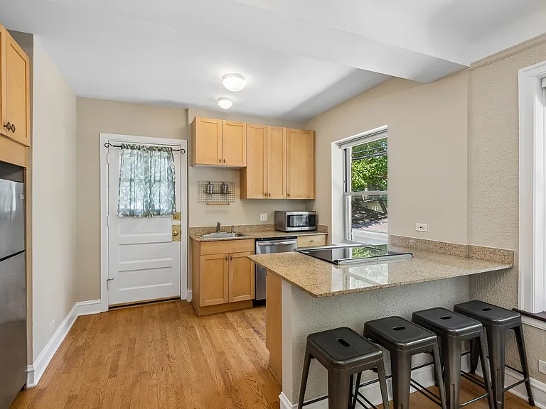 2018 W Greenleaf Ave #1F — Photo 8