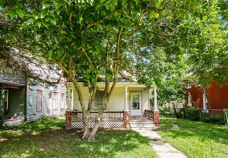 416 SW Clay St — Photo 1