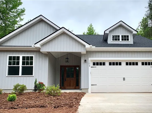 104 Player Ln, Westminster, SC 29693