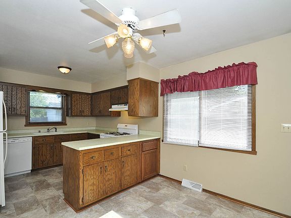 Kitchen with breakfast bar