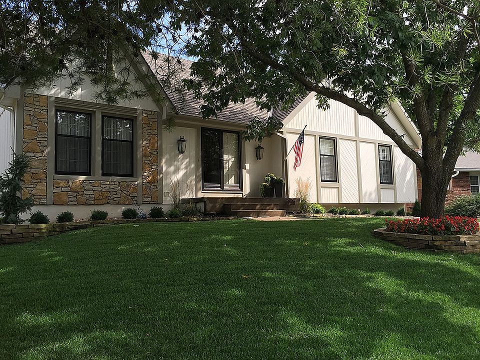 2nd image of 217 NE Country Ln