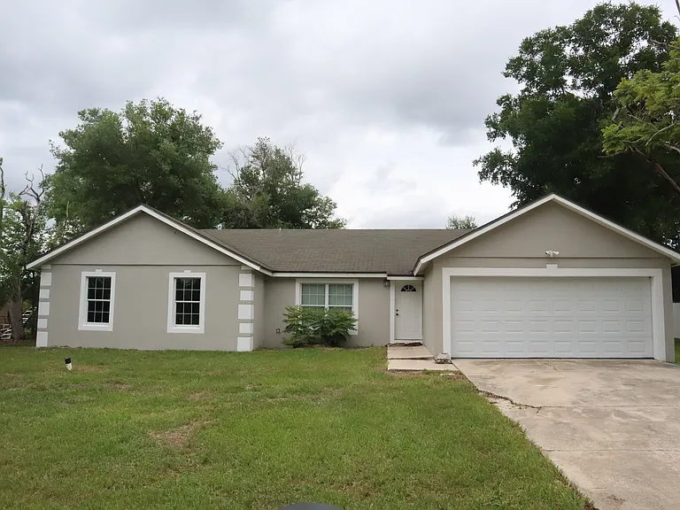 990 Windbrook Dr — Photo 2