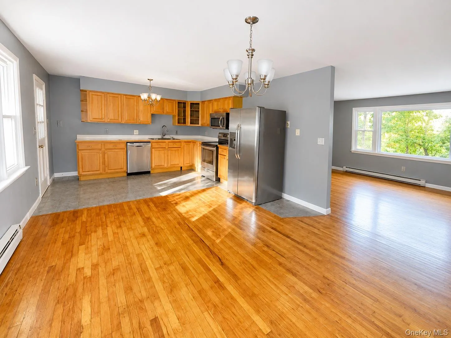 3 bed, 1.0 bath, 1241 sqft, $2,600 — Photo 4