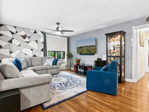 1199 East 53rd Street image 1 of 9