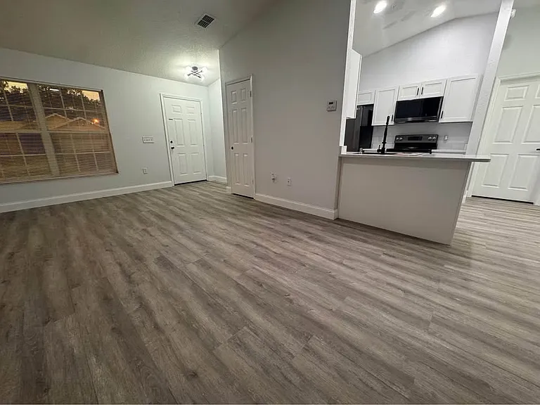 2875 Delrose Dr N — Photo 4