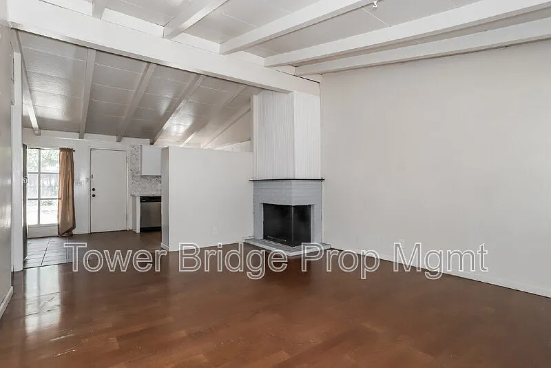 3 bed, 1.0 bath, 1008 sqft, $2,195 — Photo 4