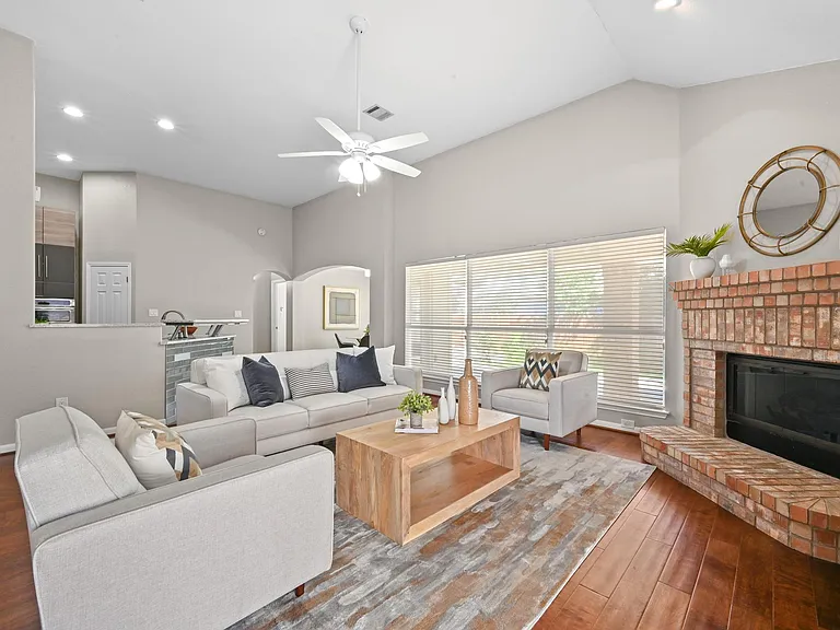 905 Hunters Creek Dr — Photo 4