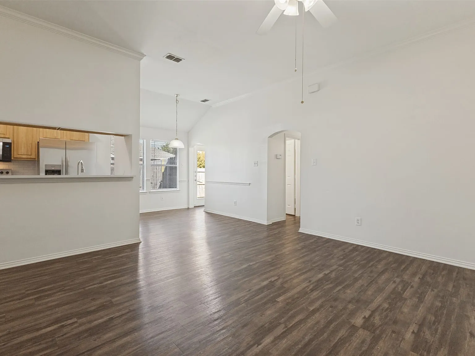 3 bed, 2.0 bath, 1273 sqft, $2,000 — Photo 3