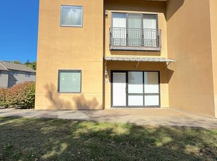 225 S Oak Pl, Manhattan, KS 66503