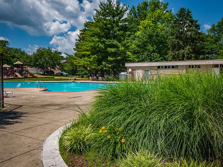 Maplewood Villas Apartments Pool 10