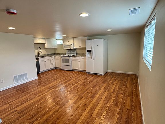 2nd image of 2500 Hoyt St #B