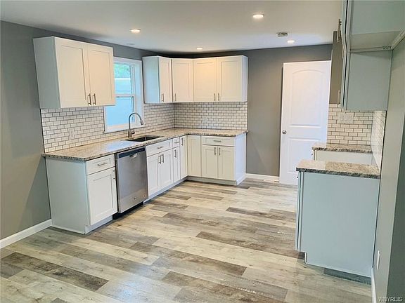 5th image of 35 Chesterfield Dr