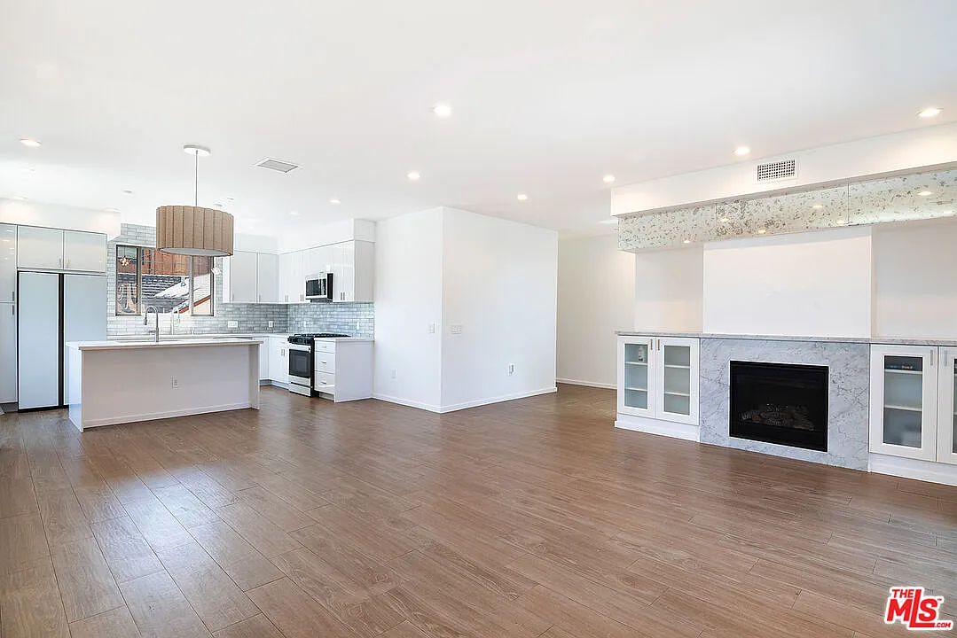 5 bed, 5.0 bath, 2500 sqft, $7,995 — Photo 3