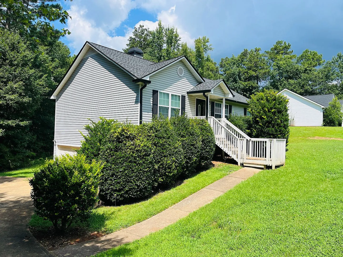 WOW! Newly renovated 4 bedroom, 3 bathroom home in Newnan! Must See — Photo 2
