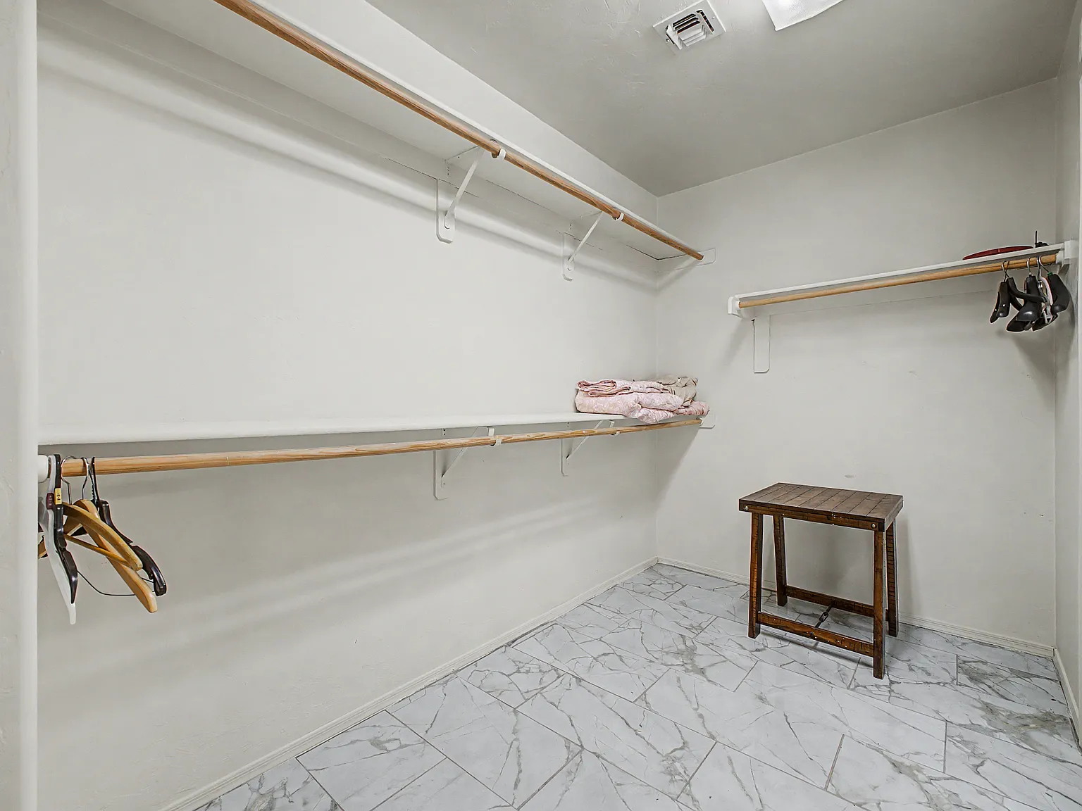 5 bed, 2840 sqft, $2,600 — Photo 3