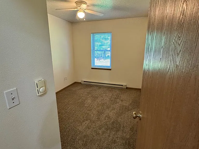 PIONEER BLUFF APARTMENTS — Photo 9