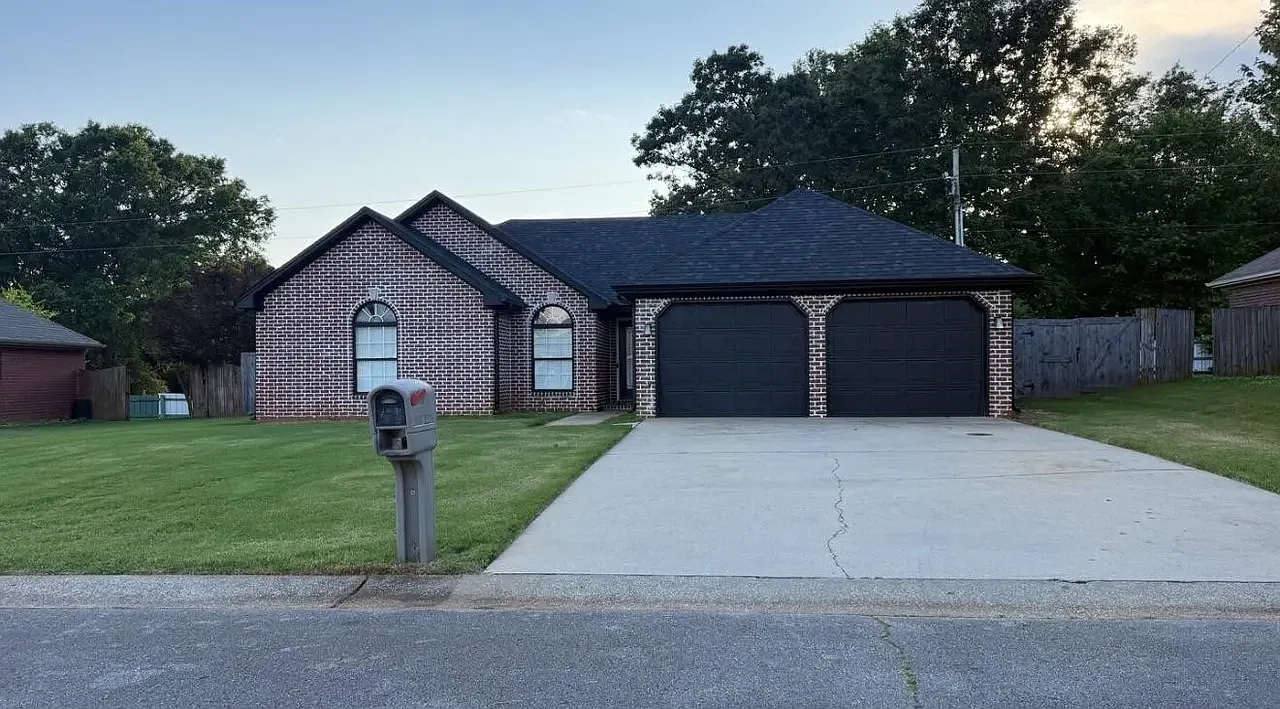 3 bed, 1350 sqft, $2,100 — Photo 1