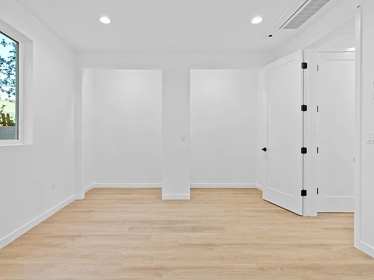 6844 Cedros Ave — Photo 11