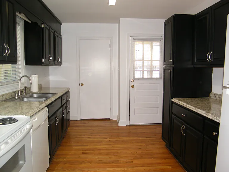 108 Coleraine Dr — Photo 7