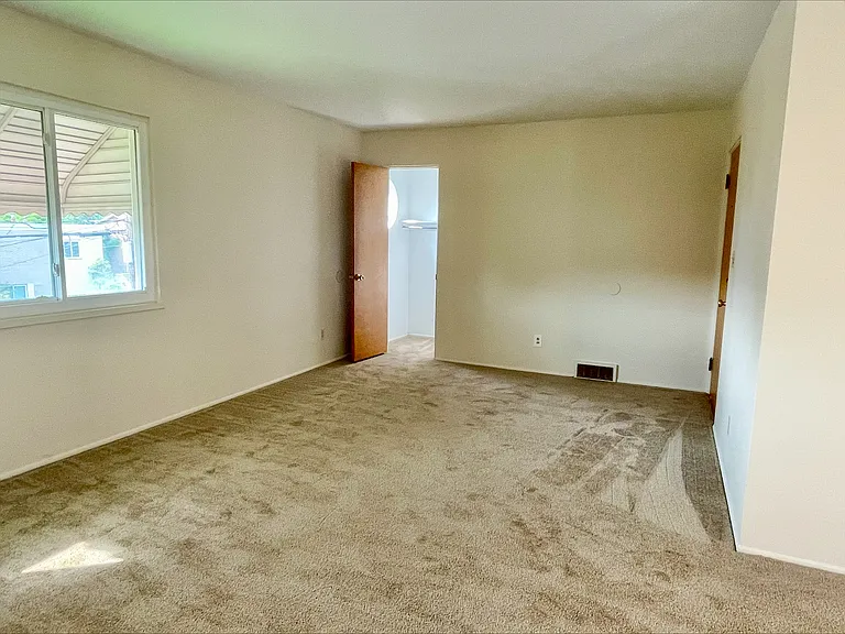565 Treeside Dr — Photo 3