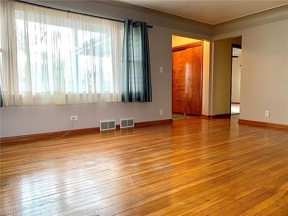 5th image of 146 Centervale Ave