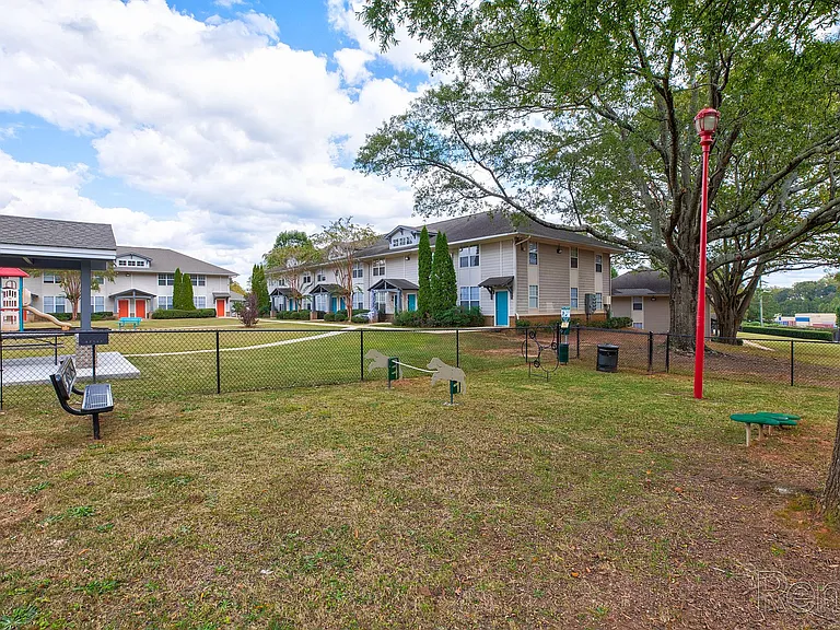 Towne at Lakewood Heights — Photo 8