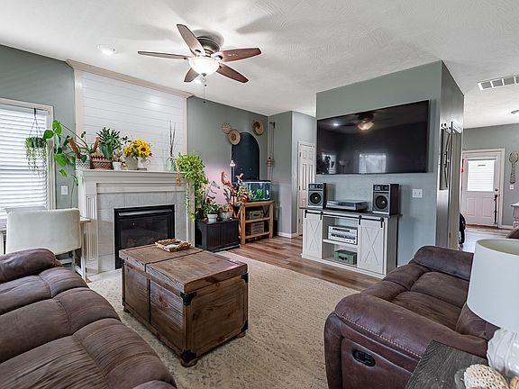 5th image of 611 E Kimberly Street