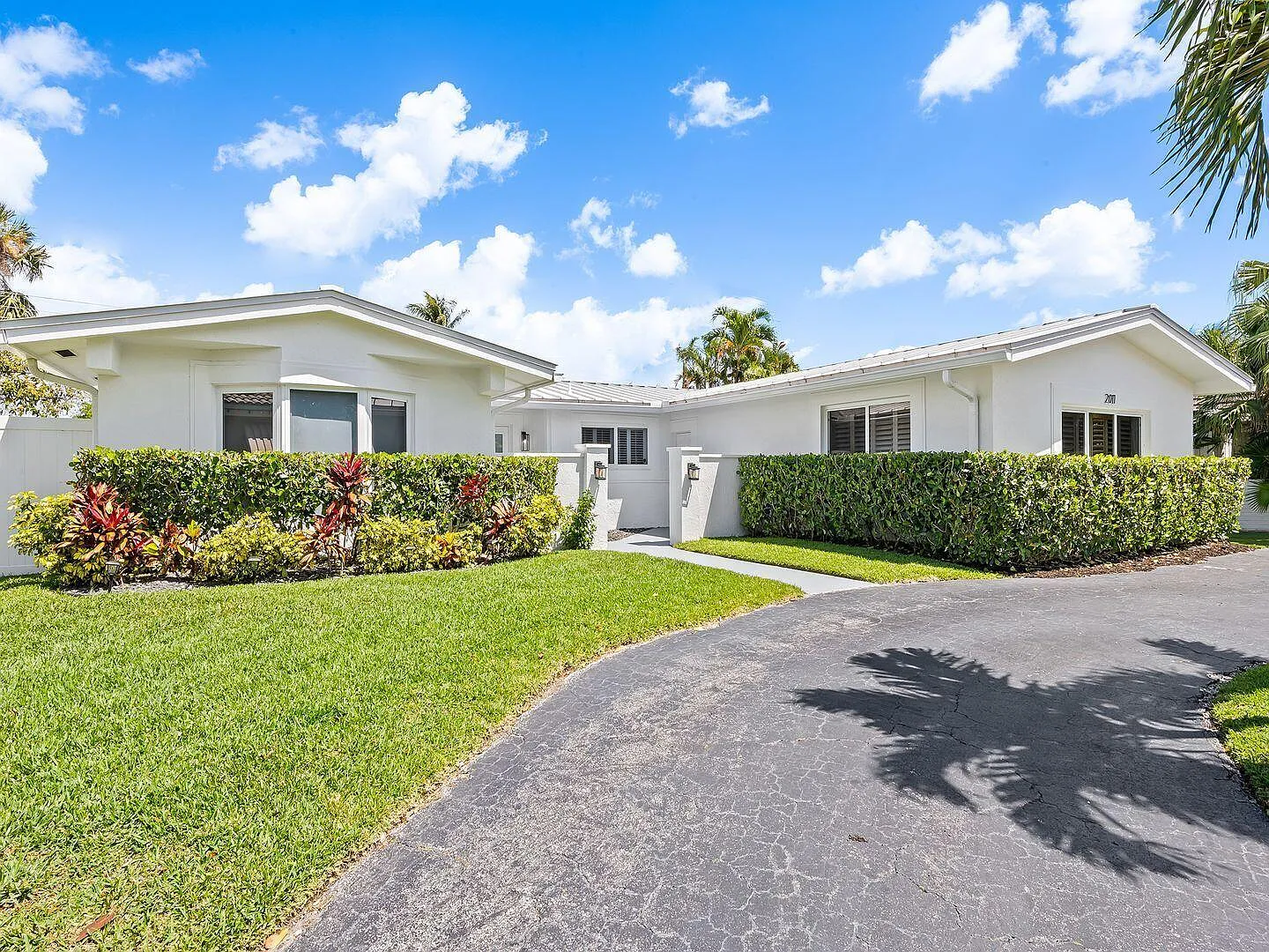4 bed, 2.0 bath, 2366 sqft, $4,800 — Photo 4