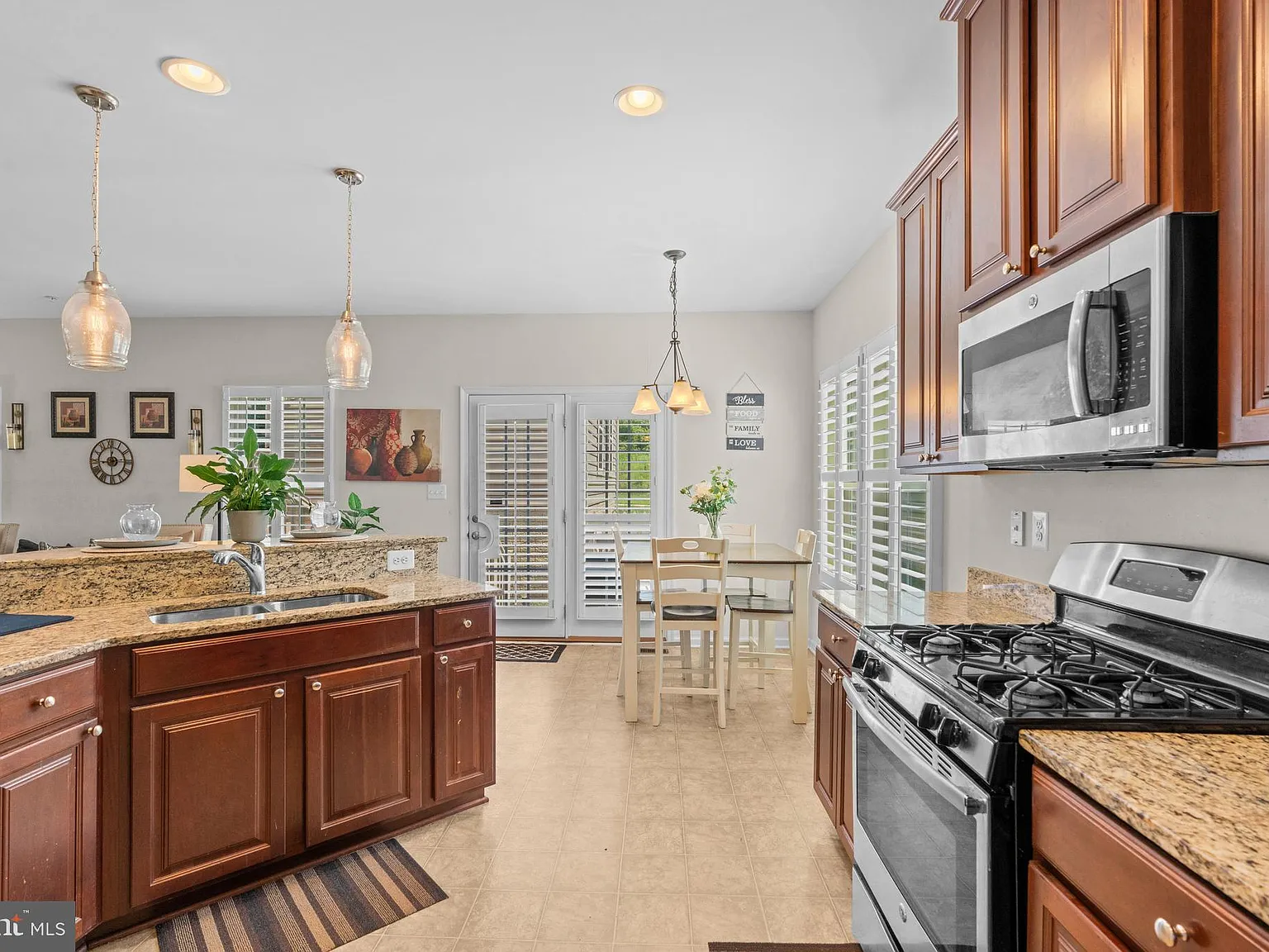 3 bed, 2.5 bath, 1976 sqft, $3,700 — Photo 3